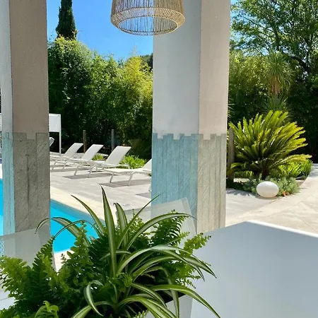 Oda ve Kahvaltı Une Parenthese Sous Les Pins A *